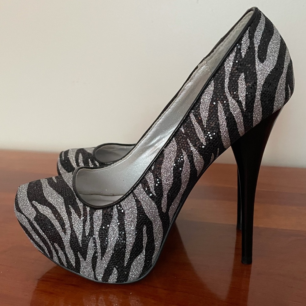 Qupid black silver glitter zebra pumps size 6.5